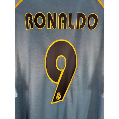 Détail de la typographie du flocage sur le numéro 9 de Ronaldo R9