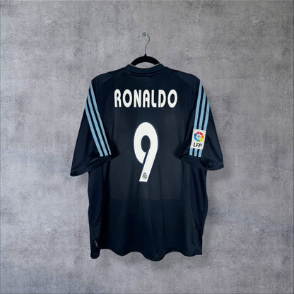 Dos du maillot Real Madrid 2003-2004 extérieur bleu marine avec flocage Ronaldo N°9 et patch LFP