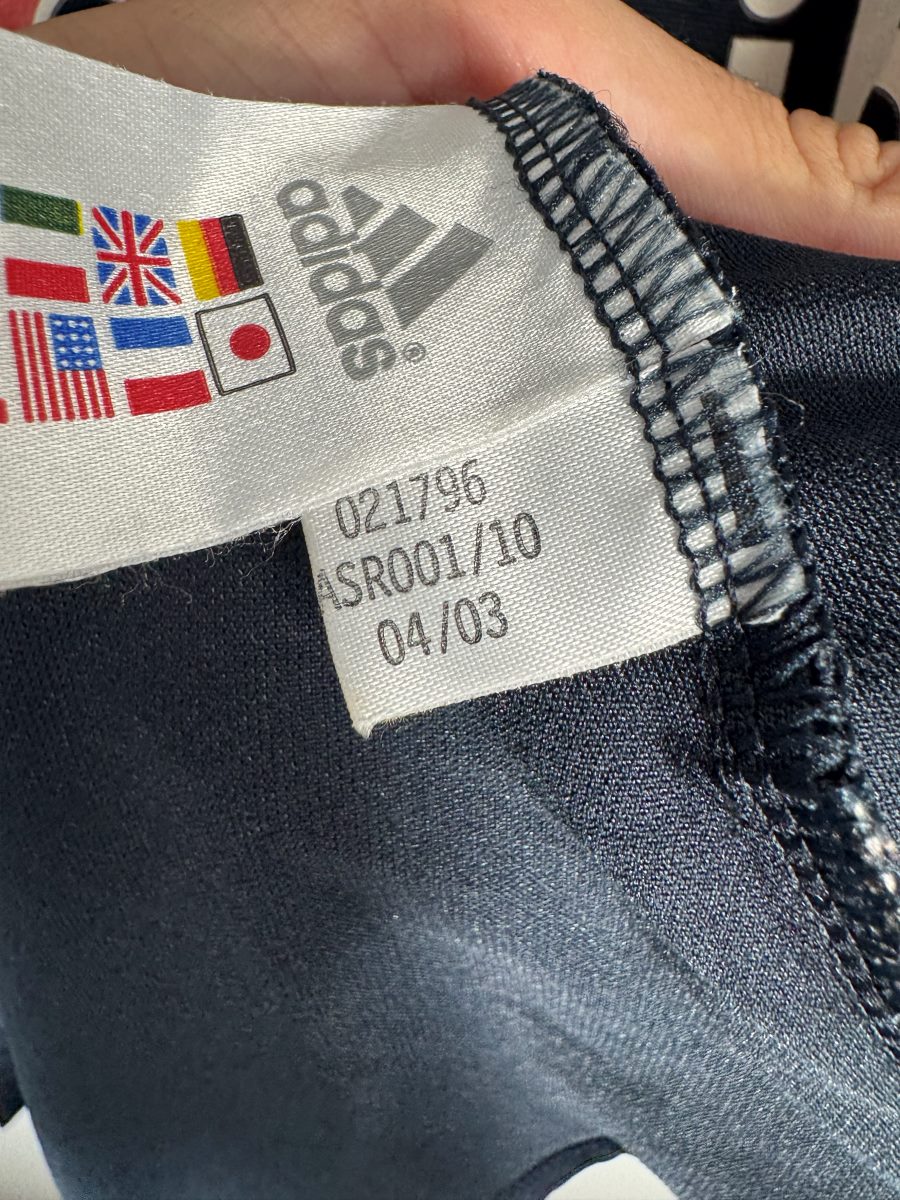 Étiquette adidas 021796 datée 04/03 du maillot Real Madrid 2003-2004 extérieur