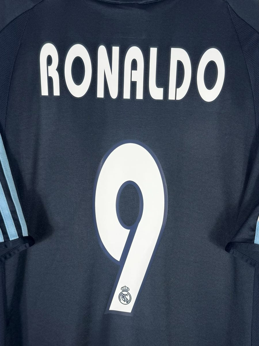 Détail du flocage Ronaldo N°9 blanc avec écusson Real Madrid, maillot extérieur 2003-2004