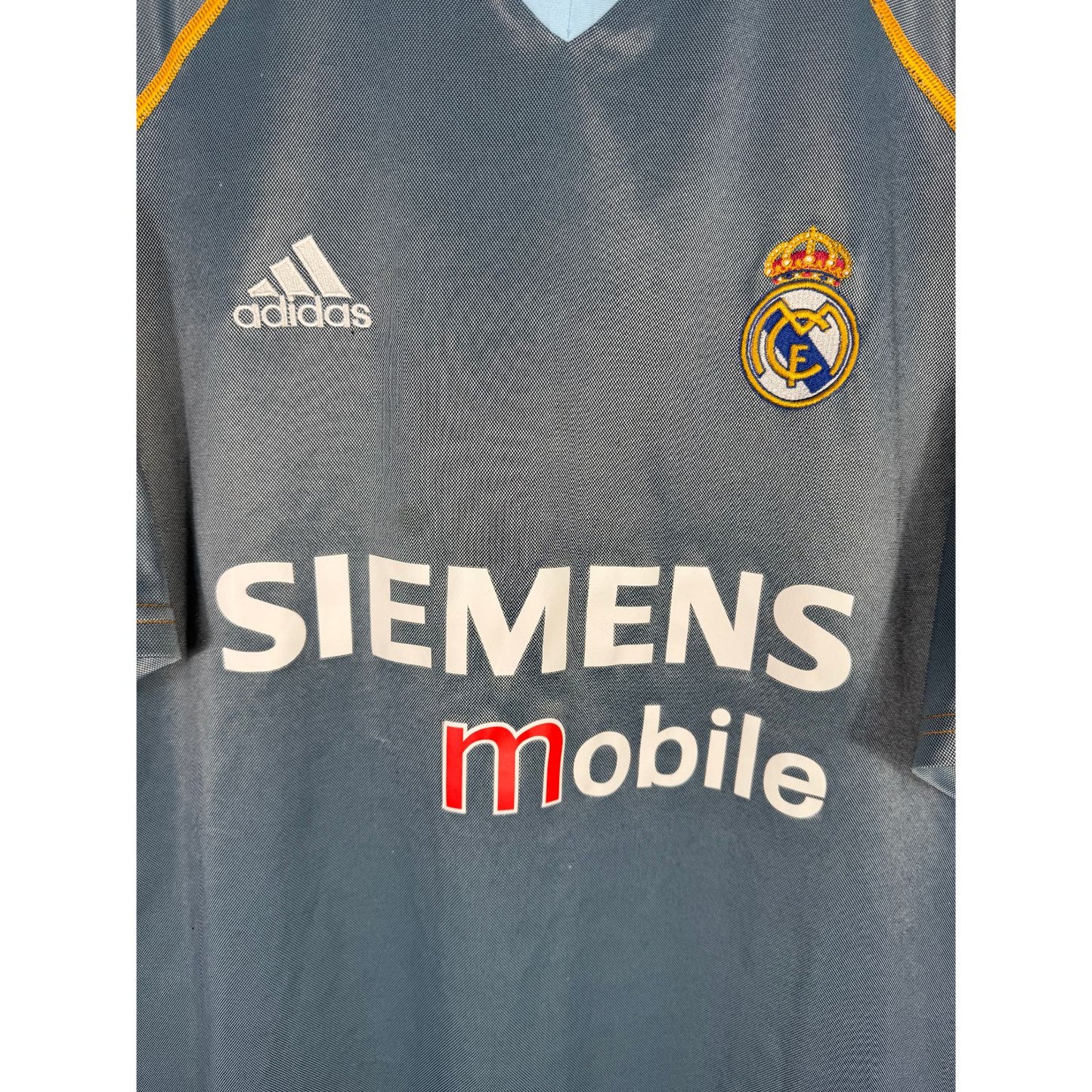 Détail de l'écusson du Real Madrid et du logo Adidas