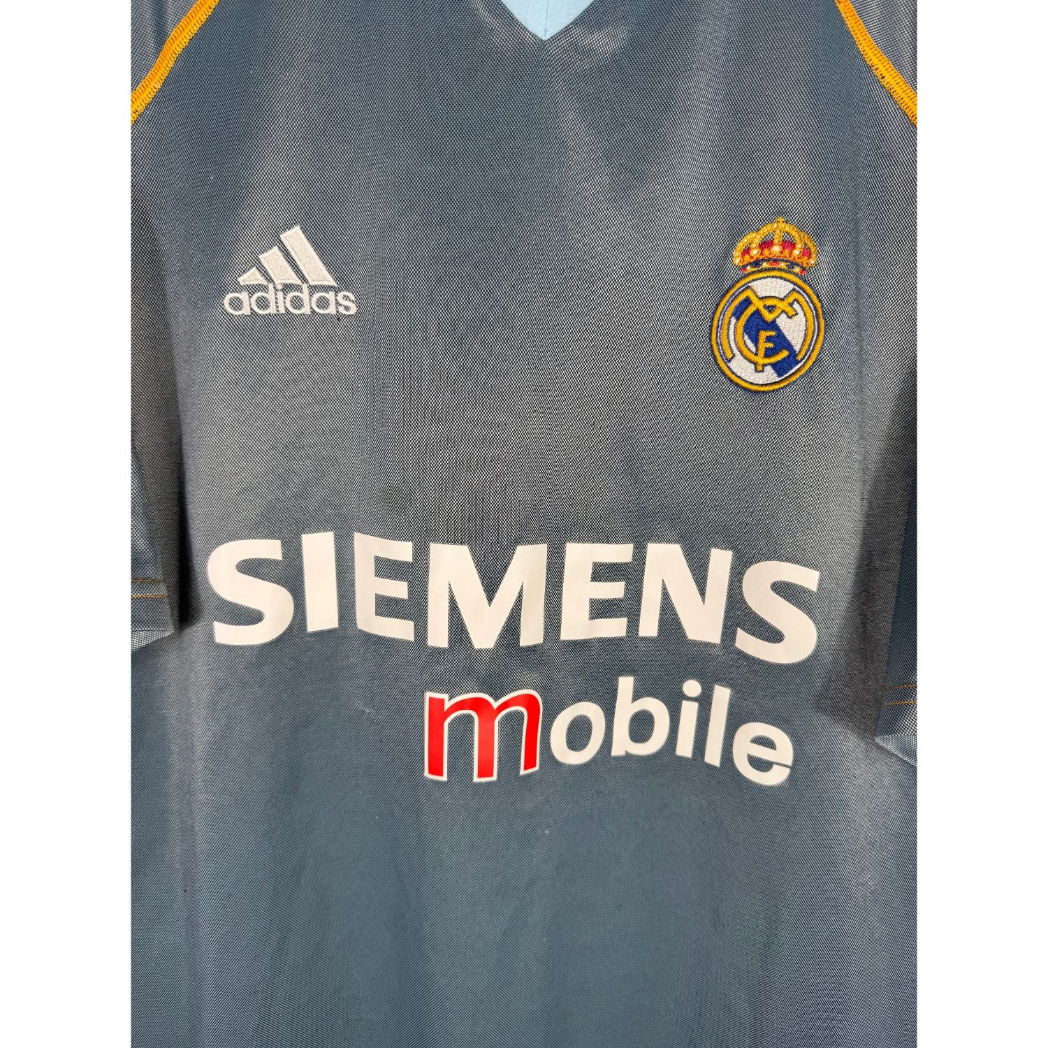 Détail de l'écusson du Real Madrid et du logo Adidas