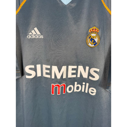 Détail de l'écusson du Real Madrid et du logo Adidas