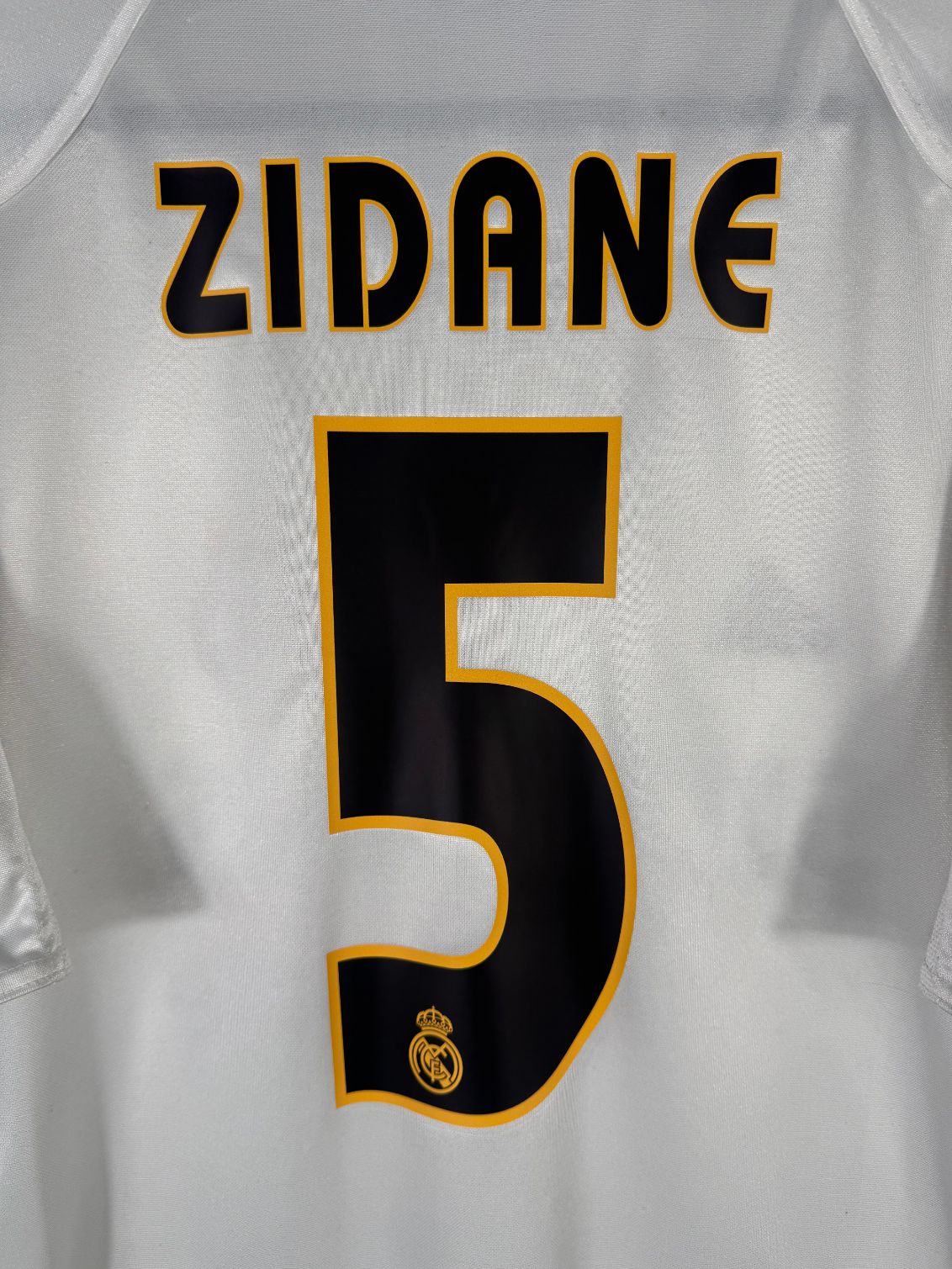 Détail de la typographie du flocage sur le numéro 5 de Zinédine Zidane