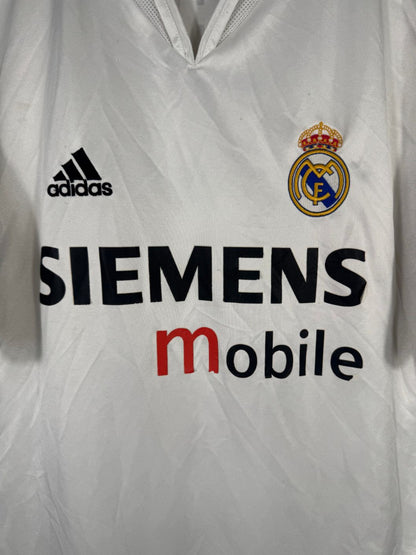 Détail de l'écusson du Real Madrid et du logo Adidas