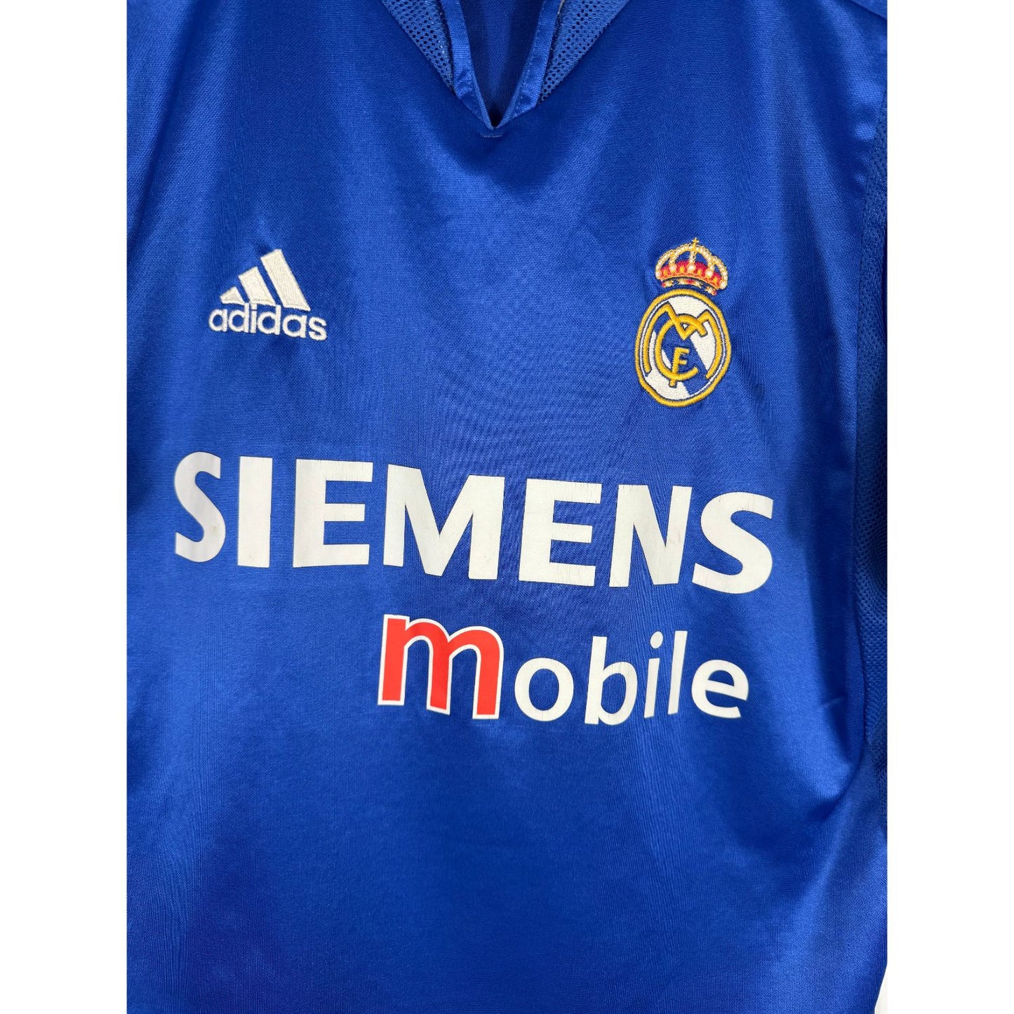 Détail de l'écusson du Real Madrid et du logo Adidas
