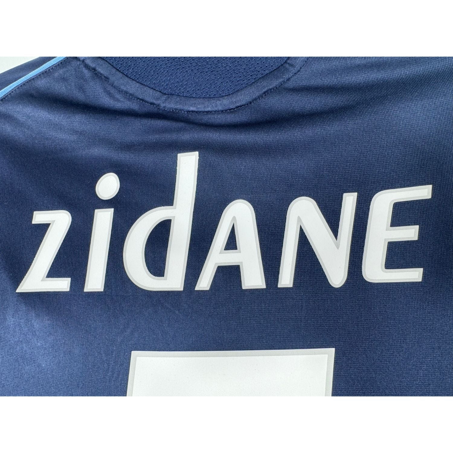 Détail de la typographie du flocage de Zinédine Zidane