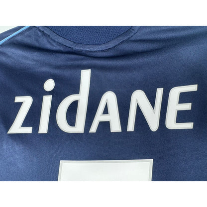 Détail de la typographie du flocage de Zinédine Zidane