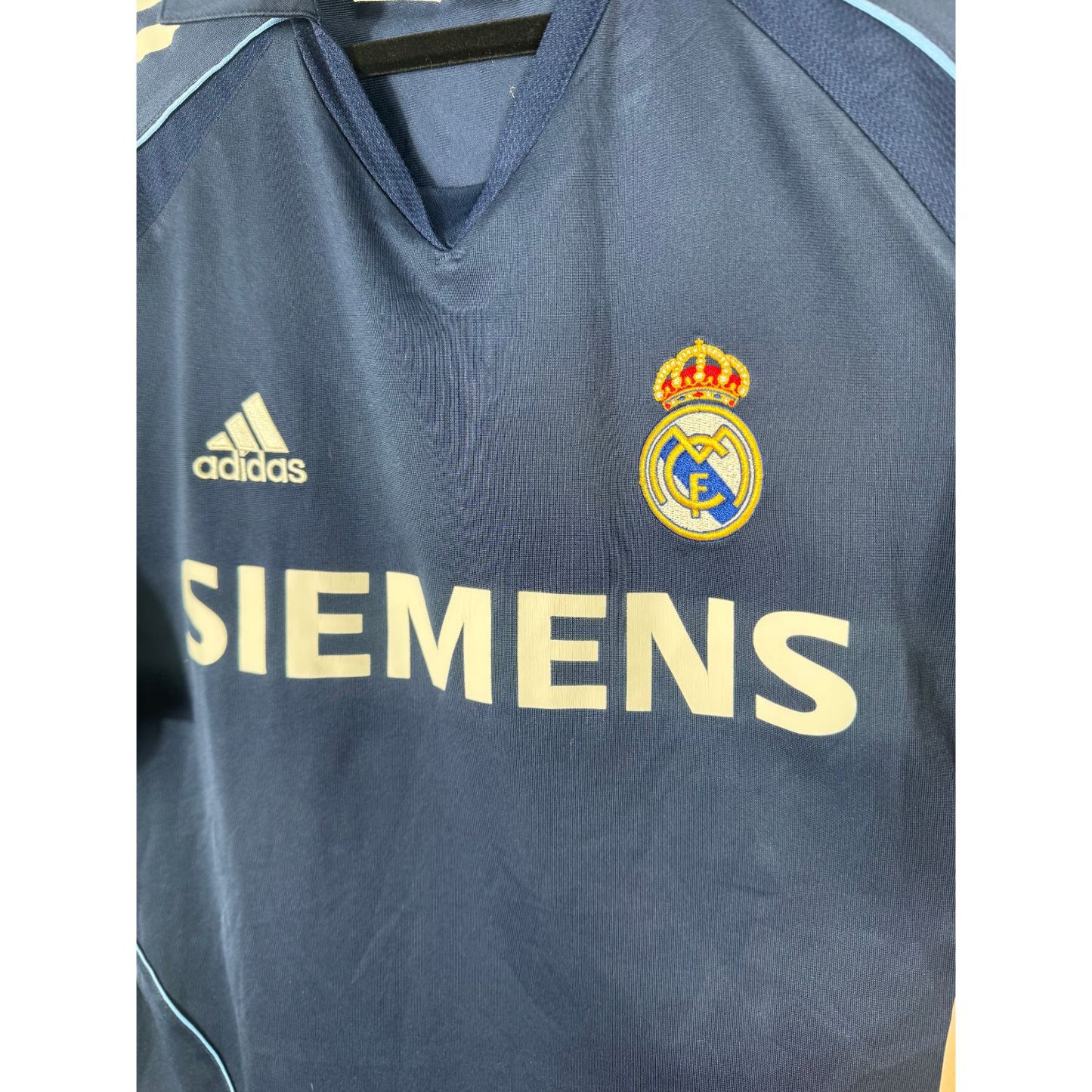 Détail de l'écusson du Real Madrid et du logo Adidas