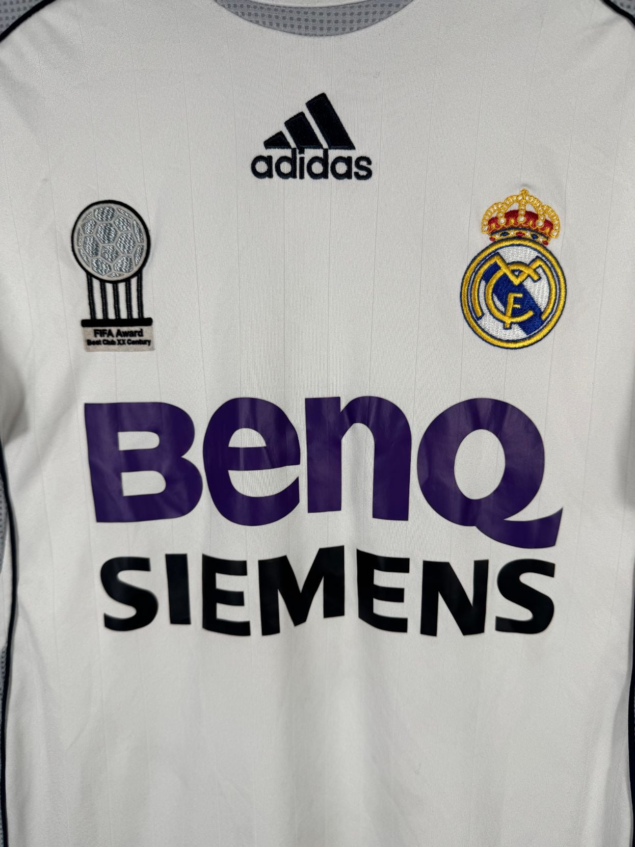 Détail de l'écusson du Real Madrid et du logo Adidas