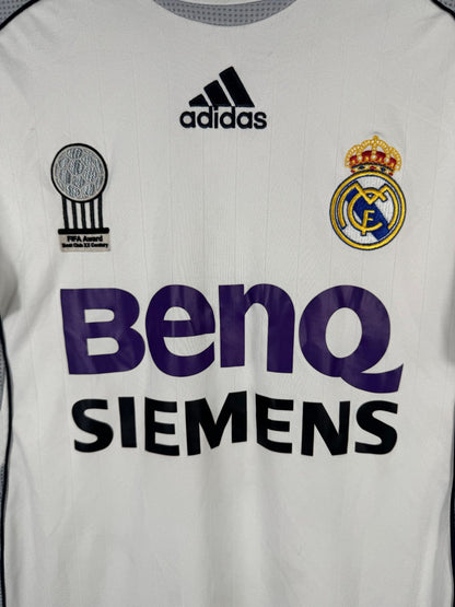 Détail de l'écusson du Real Madrid et du logo Adidas