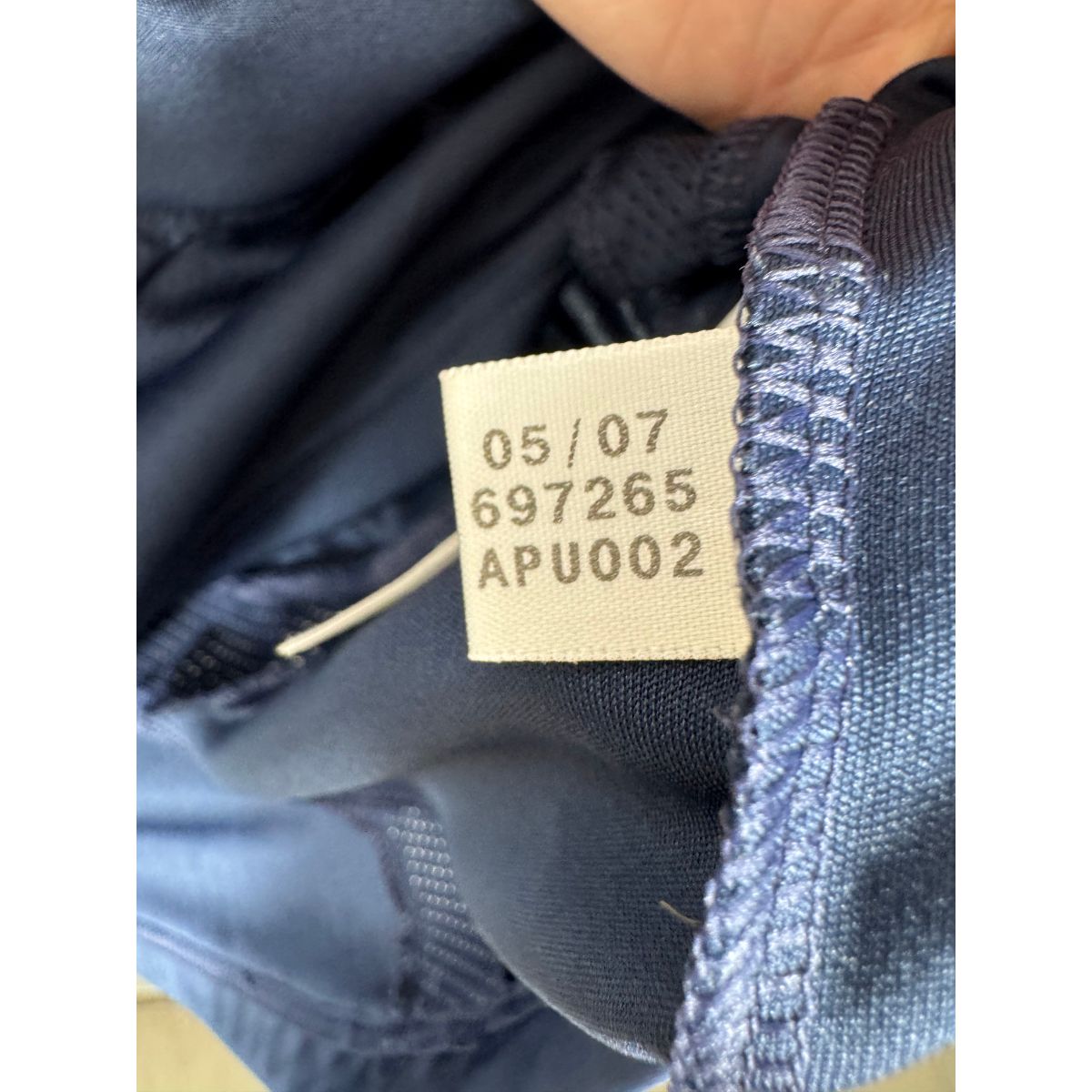 Étiquette d'authenticité avec code Adidas 697265 prouvant l'originalité du maillot