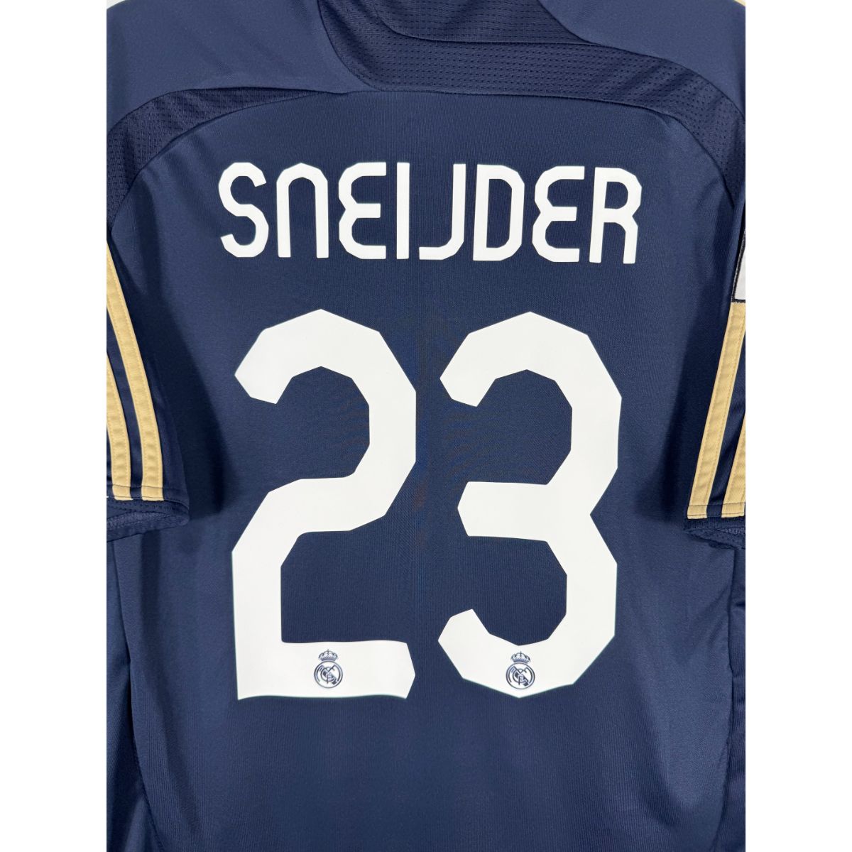 Détail de la typographie du flocage sur le numéro 23 de Wesley Sneijder