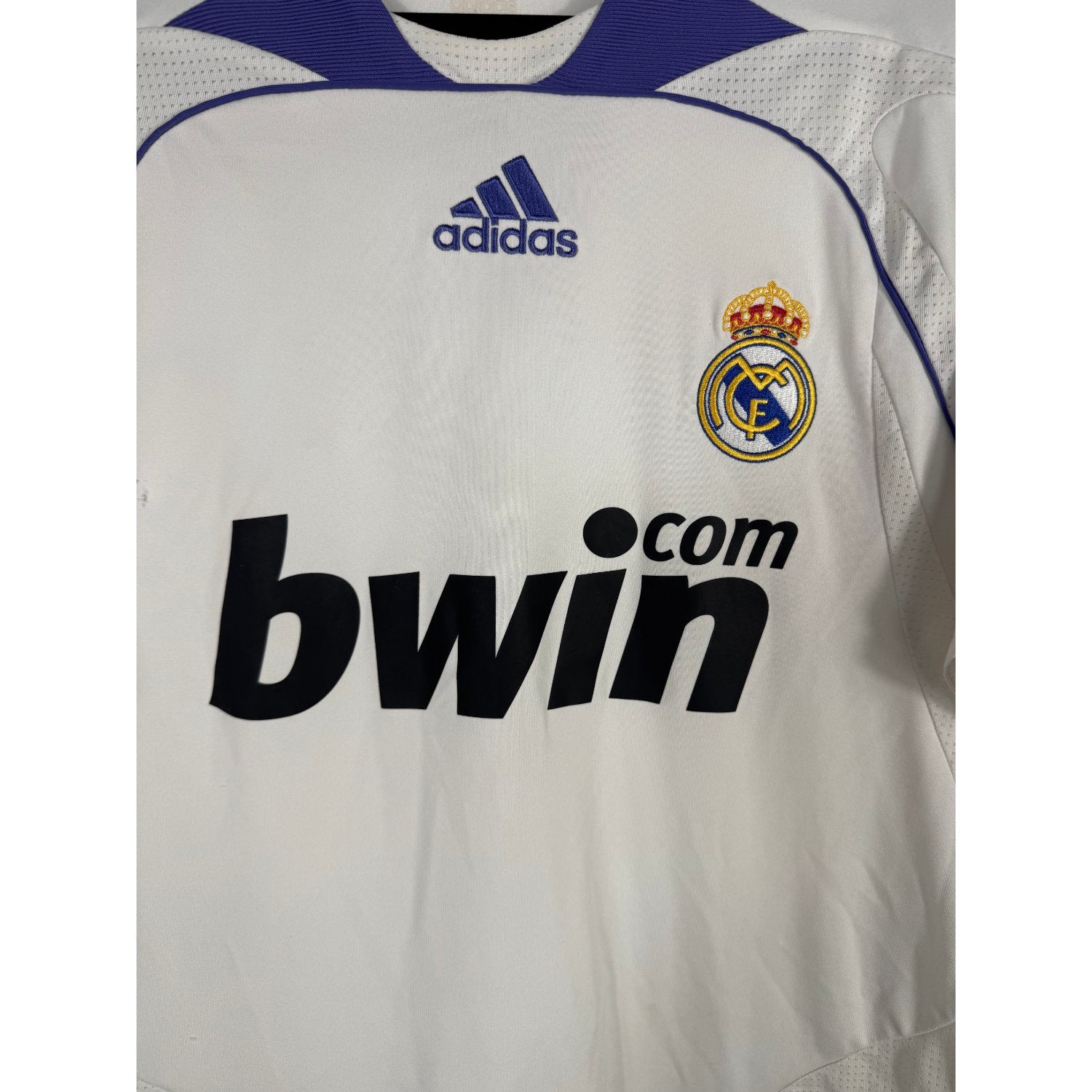 Détail de l'écusson du Real Madrid et du logo Adidas