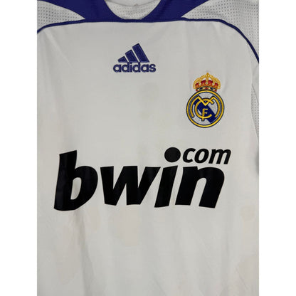 Détail de l'écusson du Real Madrid et du logo Adidas