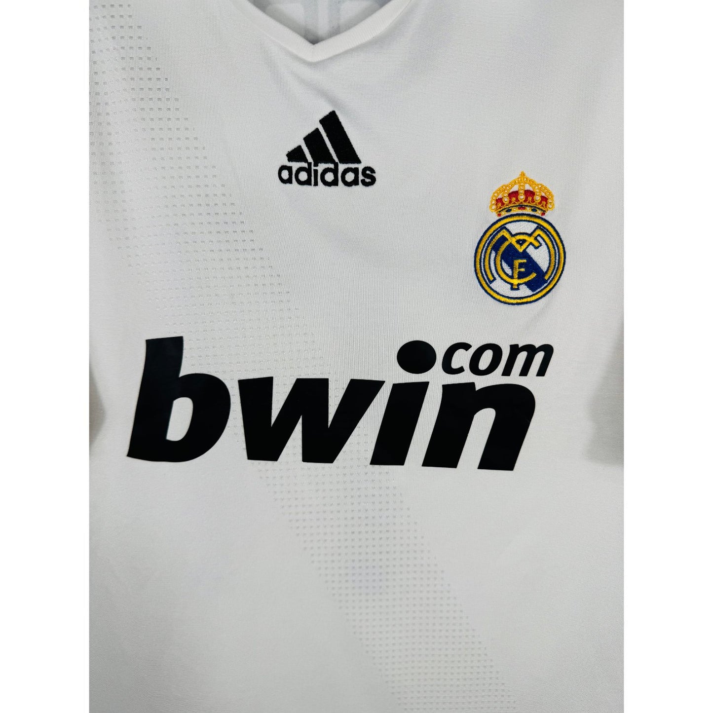 Détail de l'écusson du Real Madrid et du logo Adidas