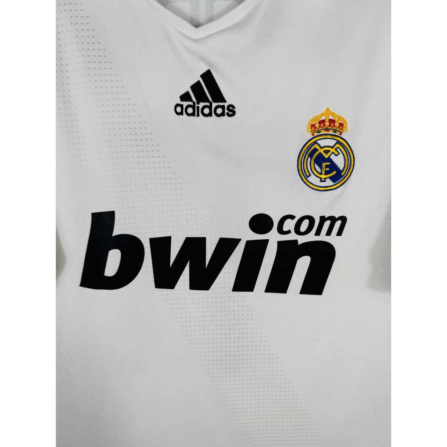 Détail de l'écusson du Real Madrid et du logo Adidas