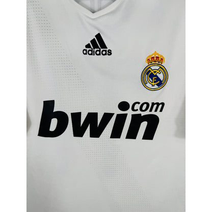 Détail de l'écusson du Real Madrid et du logo Adidas