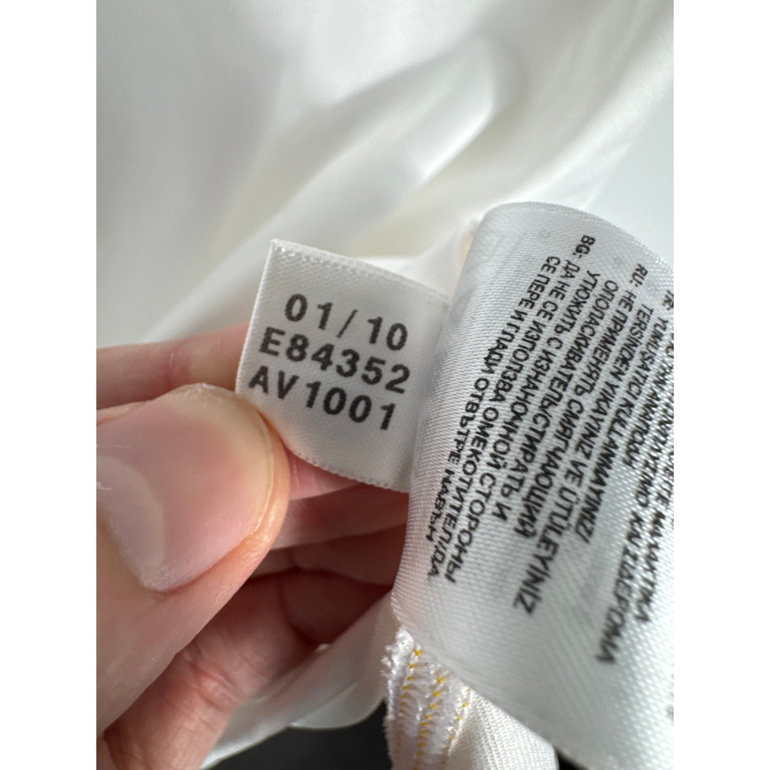 Étiquette d'authenticité avec code Adidas E84352 prouvant l'originalité du maillot