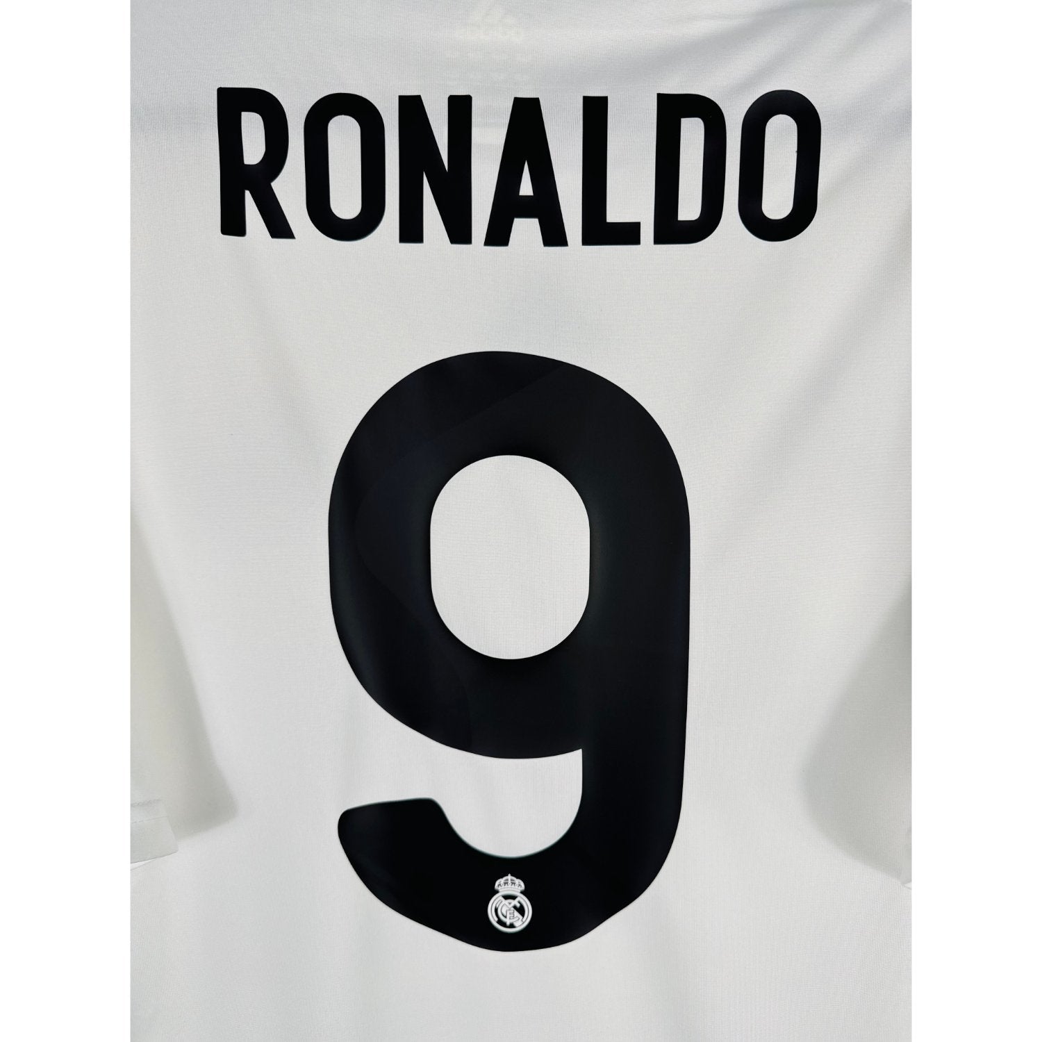 Détail de la typographie du flocage sur le numéro 9 de Cristiano Ronaldo (CR9)