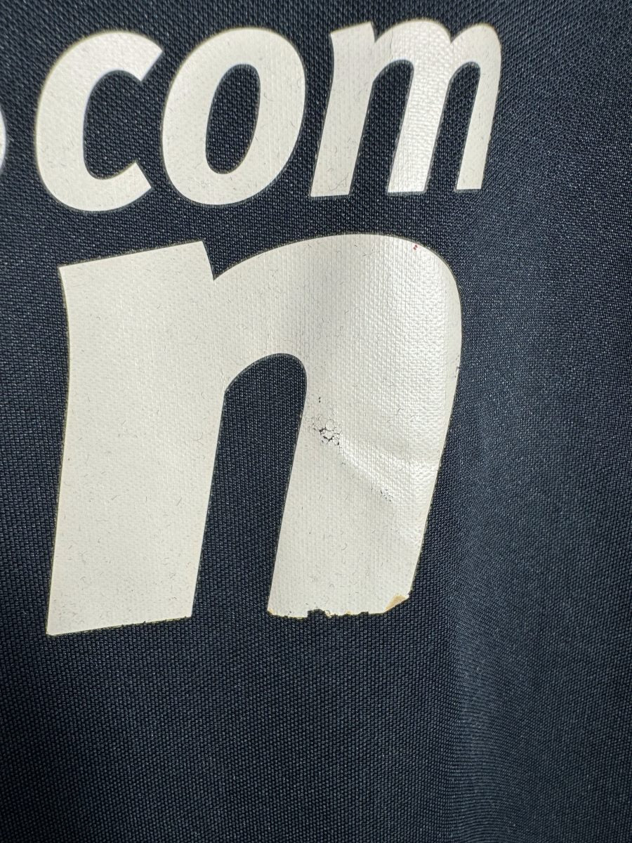 Micro usure sur la lettre n du sponsor bwin, maillot Real Madrid extérieur 2009-2010 Ronaldo
