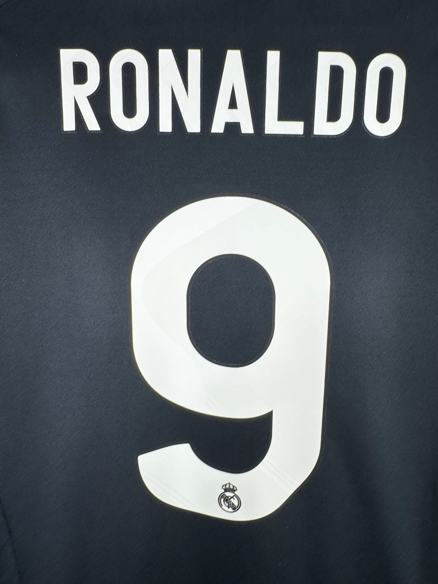 Détail du flocage Ronaldo 9 avec mini écusson, maillot Real Madrid extérieur 2009-2010