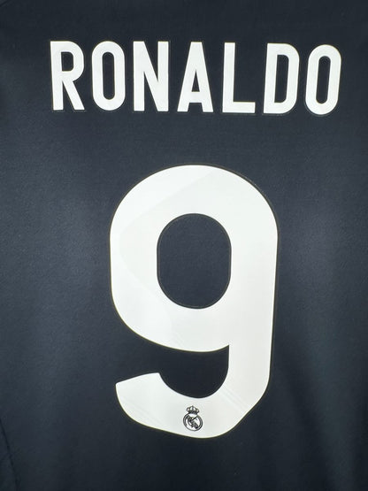 Détail du flocage Ronaldo 9 avec mini écusson, maillot Real Madrid extérieur 2009-2010