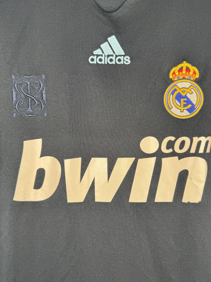 Écusson brodé Real Madrid, logo adidas et sponsor bwin, maillot extérieur 2009-2010