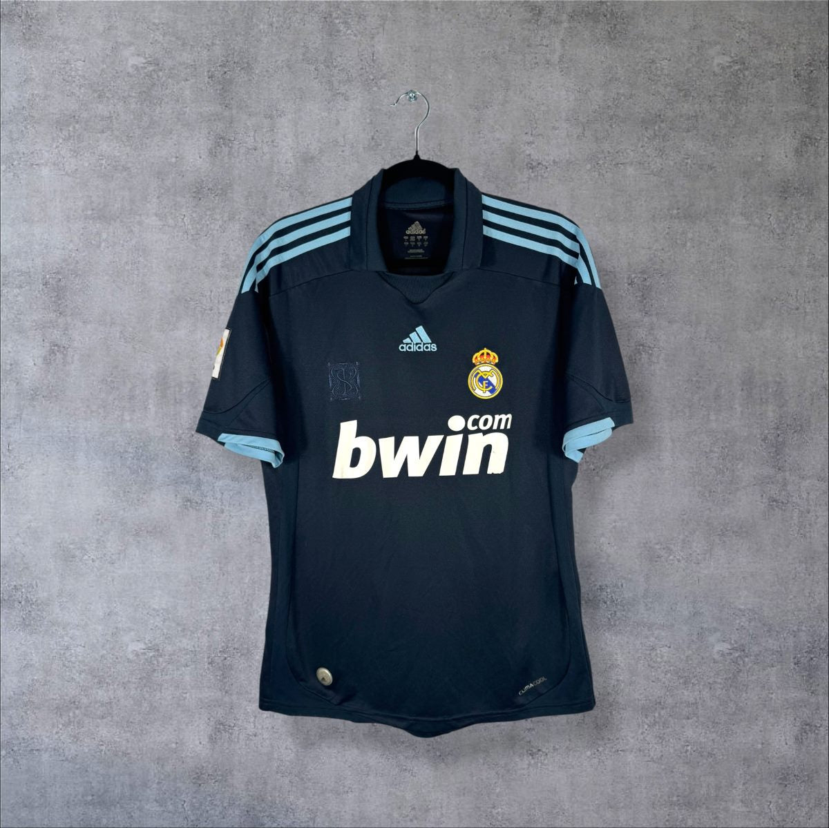 Maillot Real Madrid extérieur 2009-2010 adidas de face, bleu nuit, sponsor bwin
