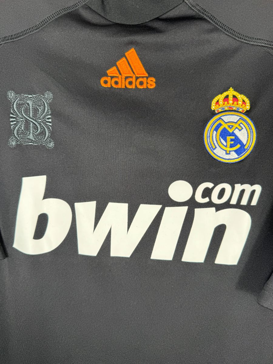Écusson brodé du Real Madrid, logo adidas orange et sponsor bwin, maillot gardien 2009-2010