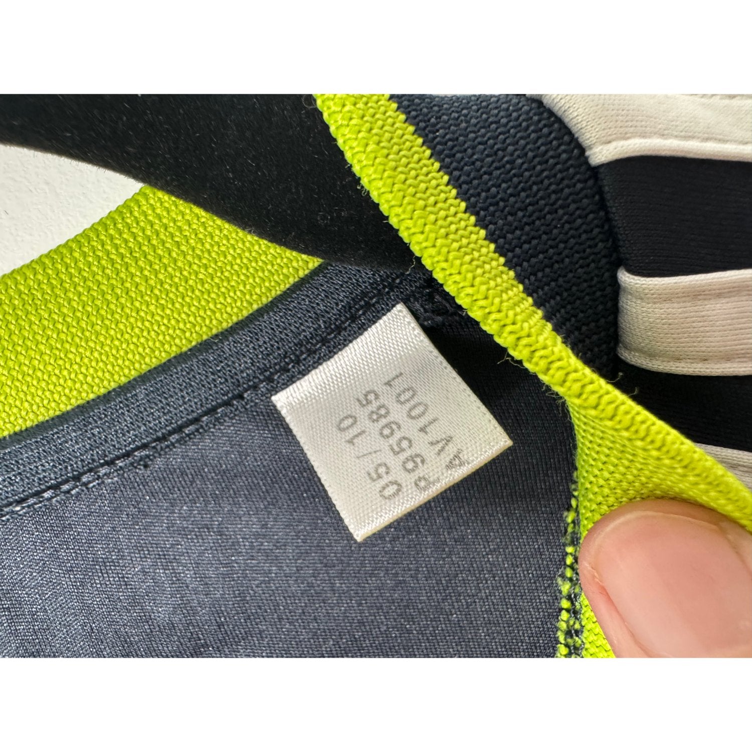 Étiquette d'authenticité avec code Adidas P95985 prouvant l'originalité du maillot