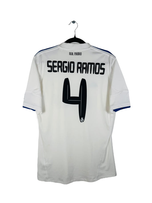 Maillot Real Madrid 2010-2011 Domicile Adidas - Vue arrière flocage Sergio Ramos N°4, taille M, couleur blanc.