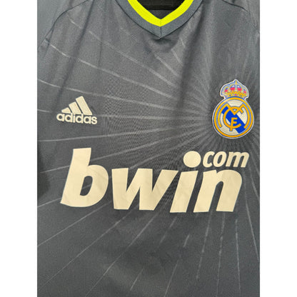 Détail de l'écusson du Real Madrid et du logo Adidas vert fluo