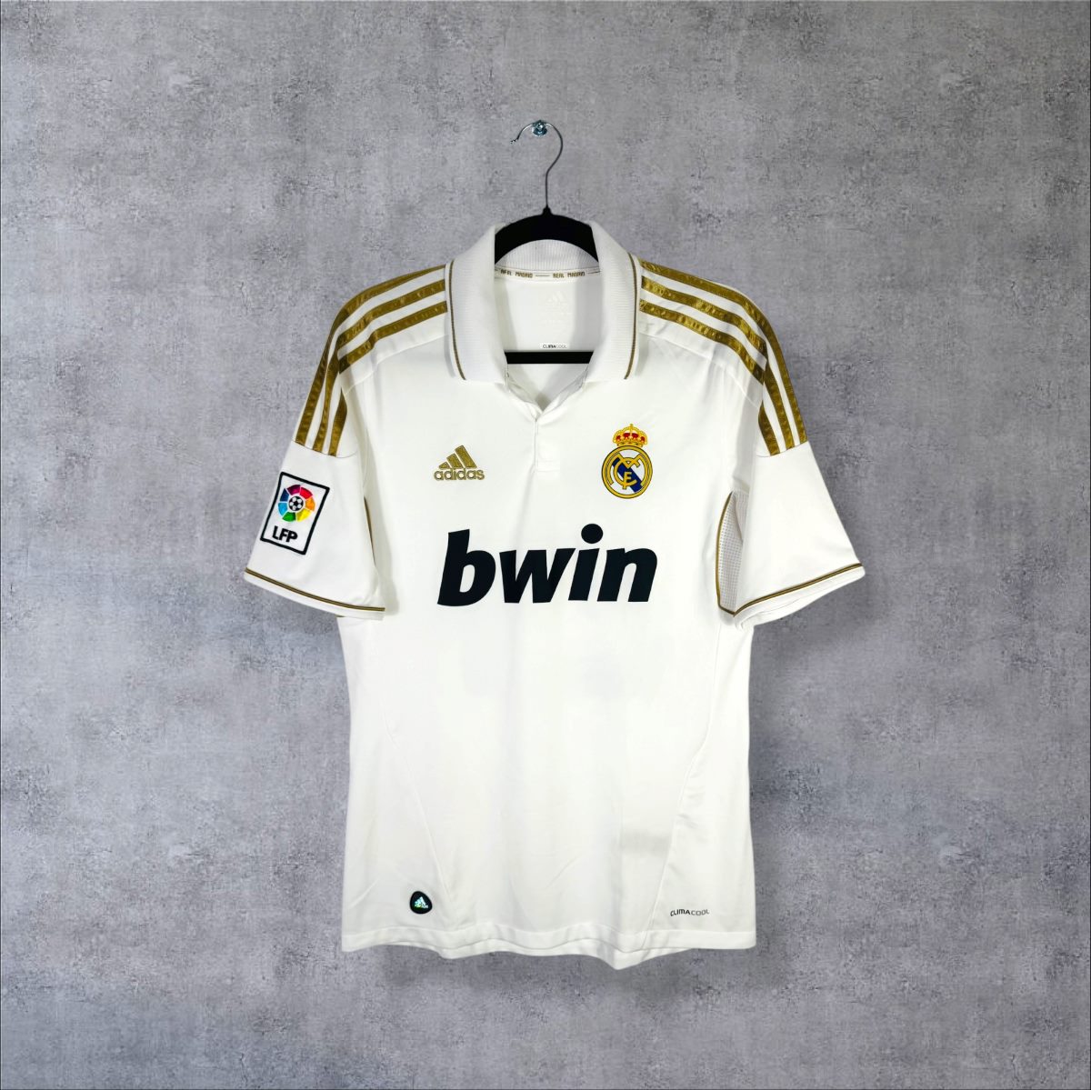 Face du maillot Real Madrid 2011-2012 blanc et or adidas avec le sponsor bwin