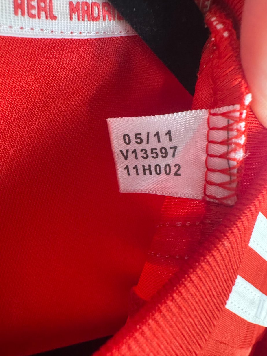 Étiquette d'authenticité avec code Adidas V13597 prouvant l'originalité du maillot