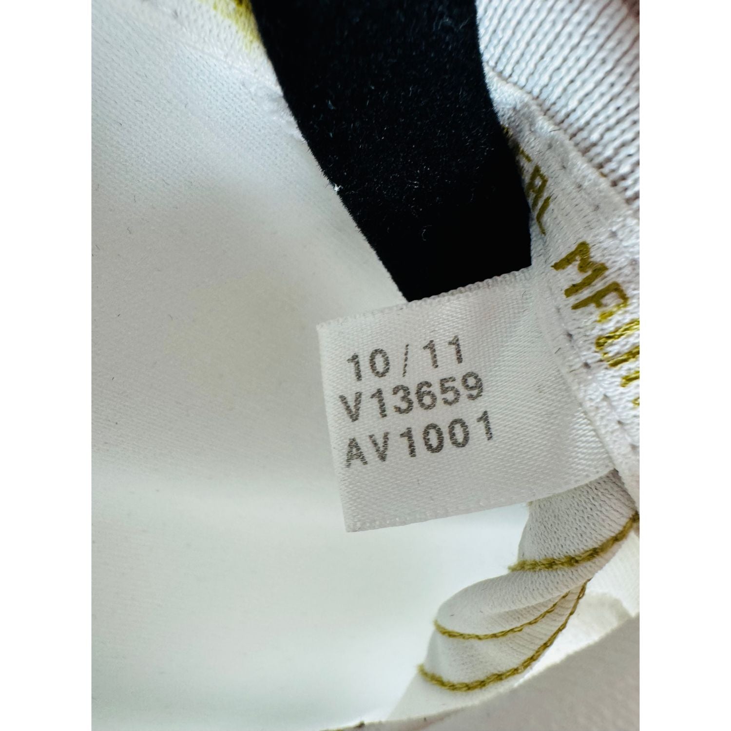 Étiquette d'authenticité avec code Adidas V13659 prouvant l'originalité du maillot