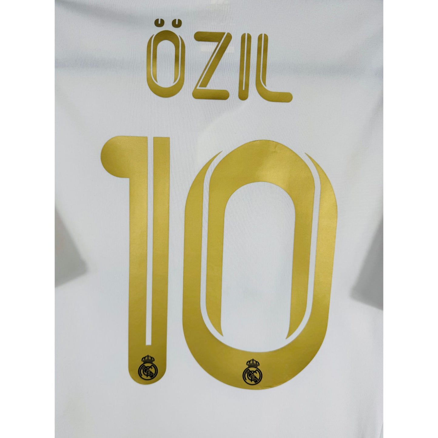 Détail de la typographie du flocage sur le numéro 10 de Mesut Özil