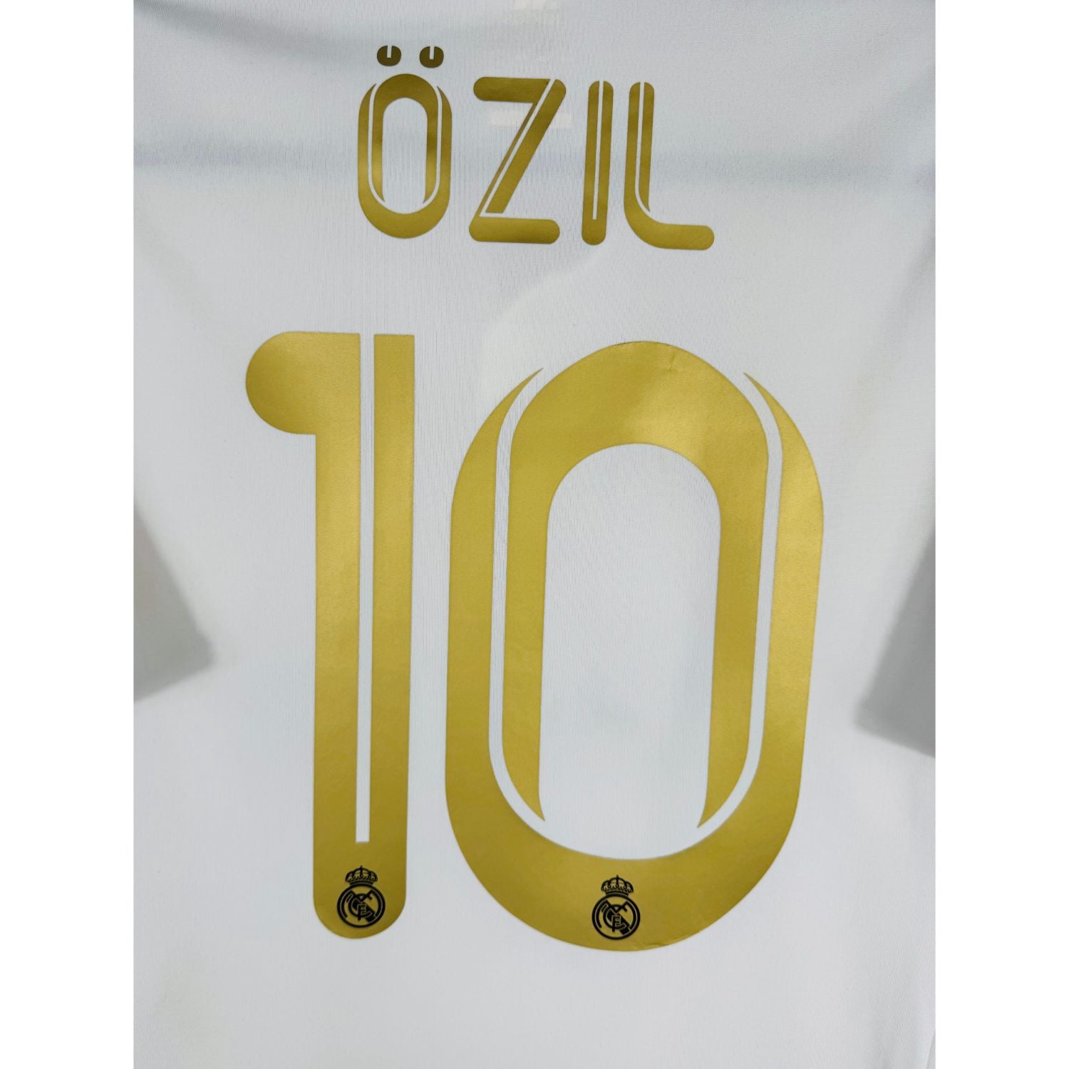 Détail de la typographie du flocage sur le numéro 10 de Mesut Özil