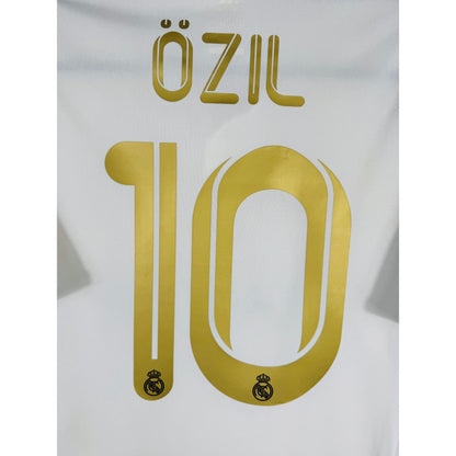 Détail de la typographie du flocage sur le numéro 10 de Mesut Özil