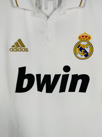 Détail de l'écusson du Real Madrid et du logo Adidas doré