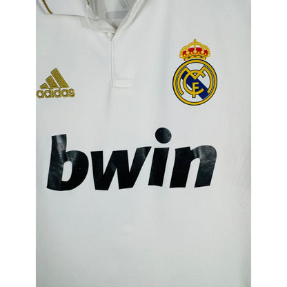 Détail de l'écusson du Real Madrid et du logo Adidas doré