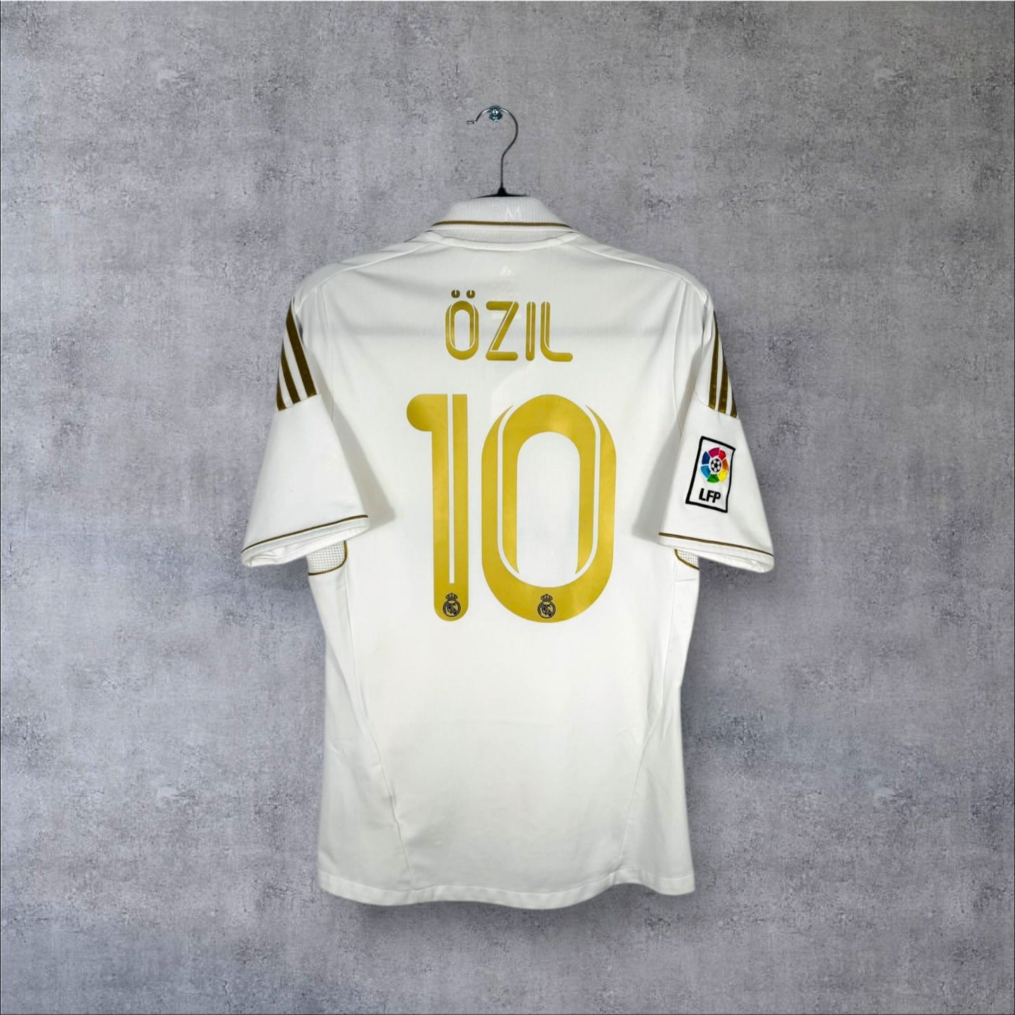 Flocage Özil numéro 10 sur maillot Real Madrid 2011-2012 Domicile