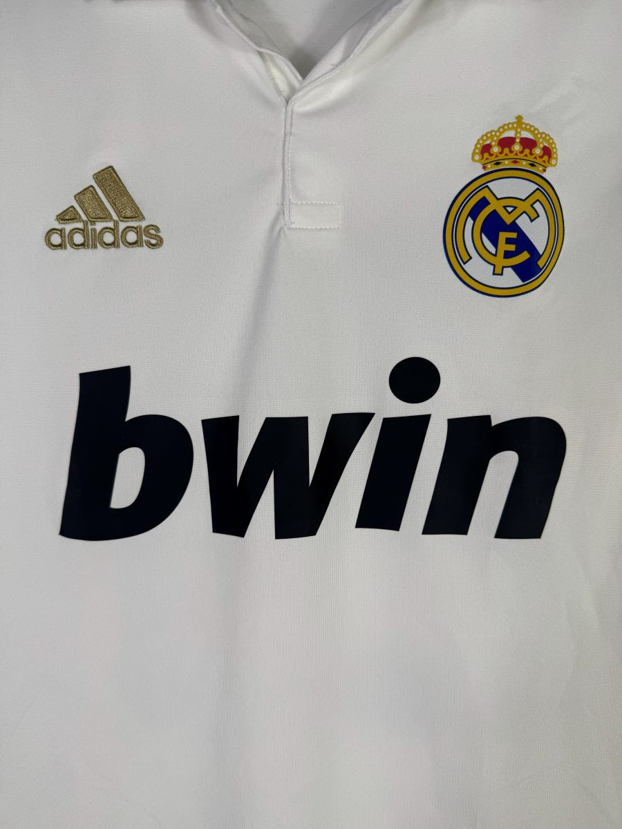 Écusson brodé du Real Madrid et logo adidas doré sur le maillot 2011-2012