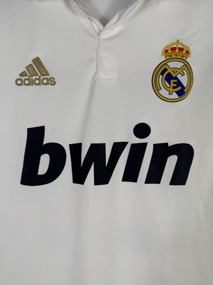 Écusson brodé du Real Madrid et logo adidas doré sur le maillot 2011-2012