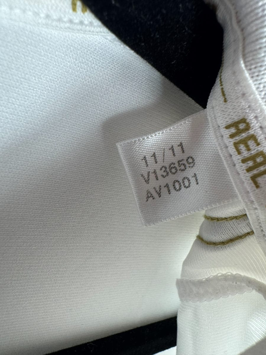 Étiquette adidas d'origine datée 11/11 avec le code V13659