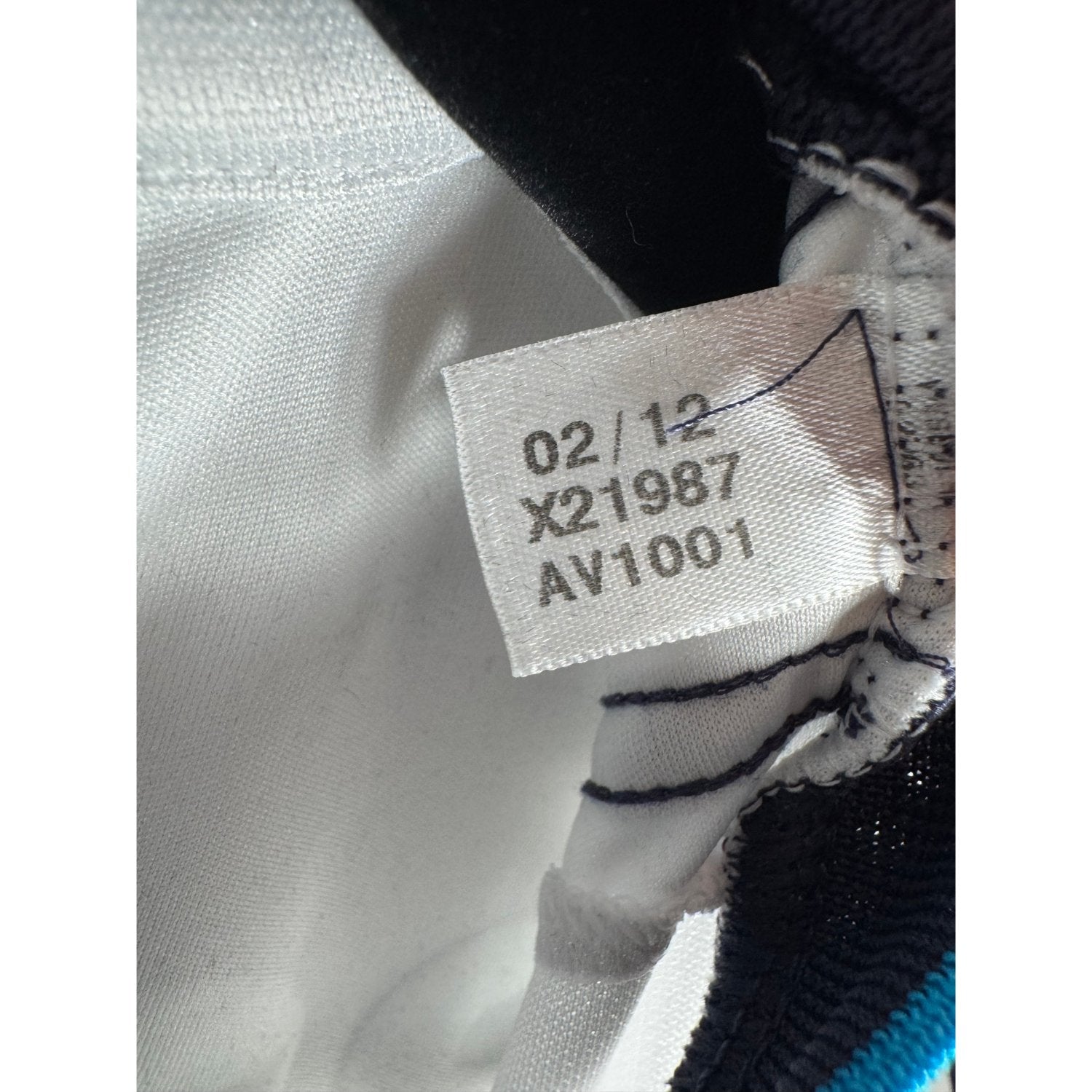 Étiquette d'authenticité avec code Adidas X21987 prouvant l'originalité du maillot