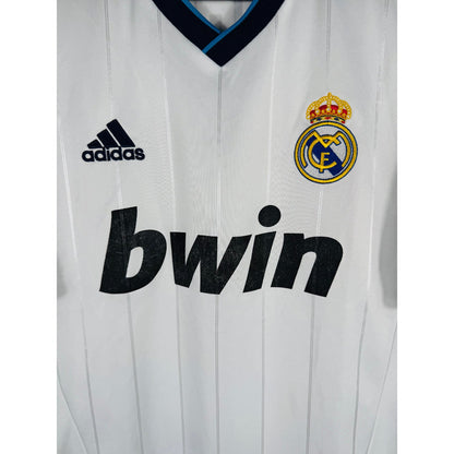 Détail de l'écusson du Real Madrid et du logo Adidas