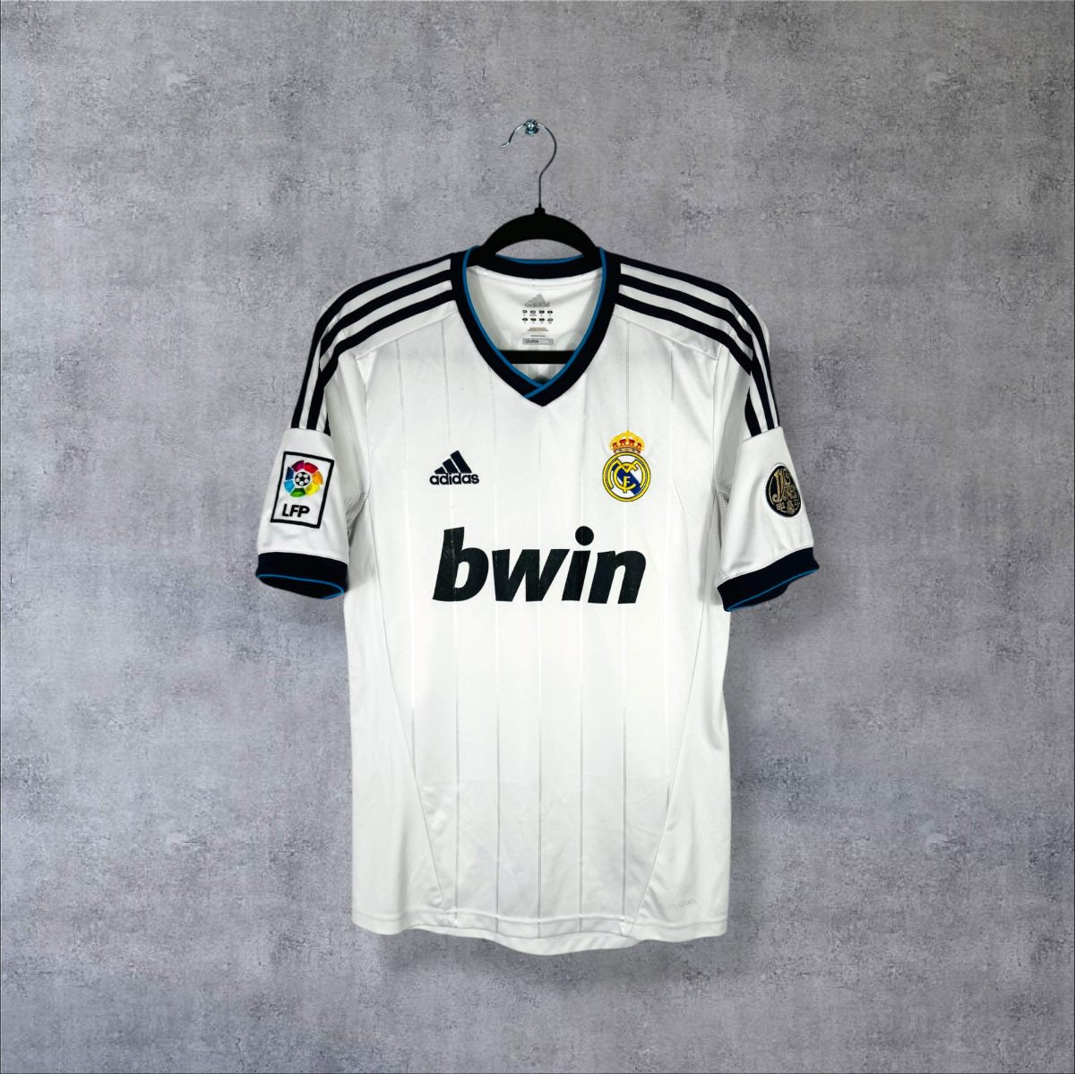 Maillot Real Madrid 2012-2013 domicile, face avec logo Adidas et sponsor bwin