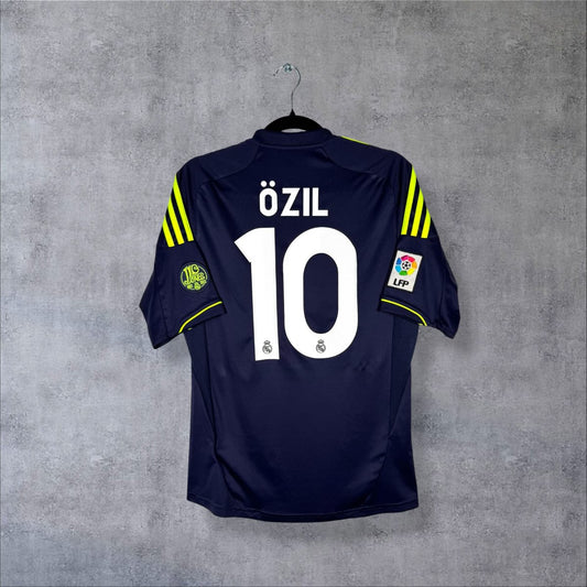 Maillot Real Madrid 2012-2013 extérieur bleu marine, dos floqué Özil 10, patch LFP