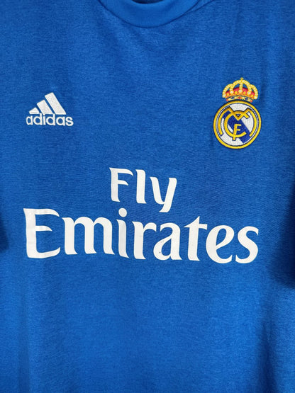 Detail de l ecusson brode du Real Madrid et du logo adidas